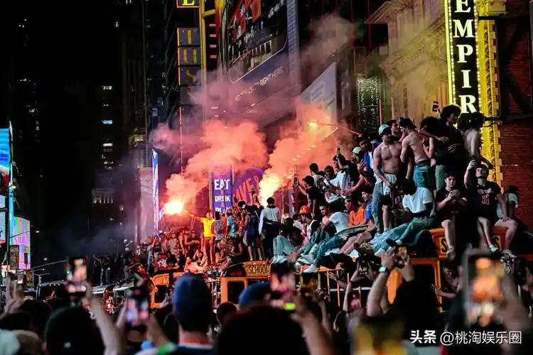 世界杯之外更疯狂：纽约尼克斯夺冠游行引爆的足球启示录